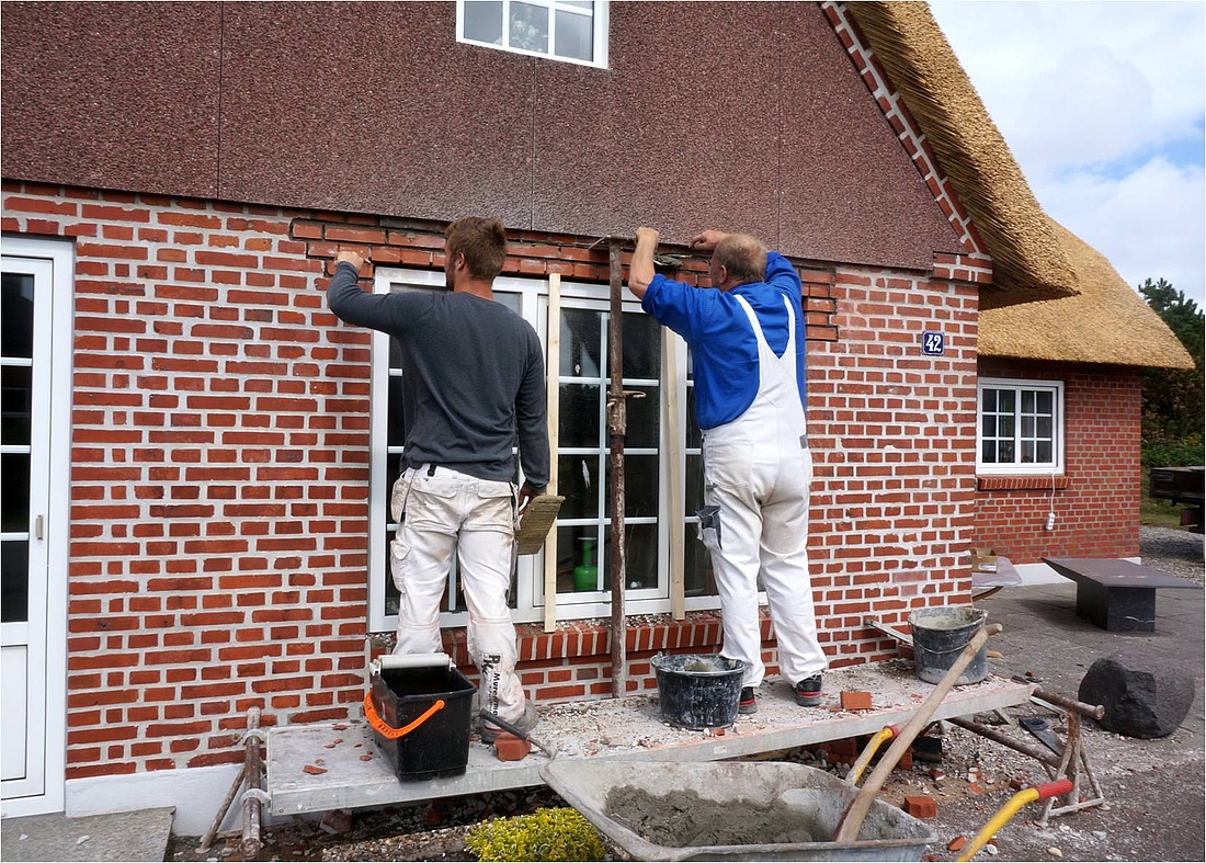 Fachmännisches Vermauern eines Fenstersturzes (Foto: energie-experten.org)
