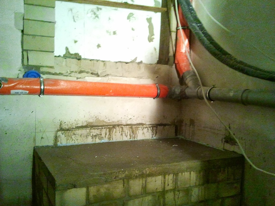 In aller Regel müssen der Aufstellungssockel einer Innen-Luftwärmepumpe neu gemauert werden. (Foto: energie-experten.org)
