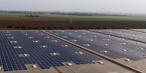 Hier sehen Sie die Solaranlage auf dem Logistikzentrum in Landsberg