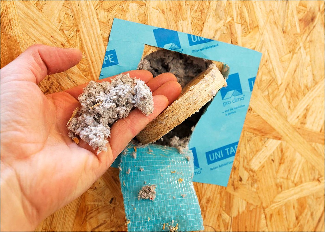 Zelluloseflocken bestehen aus zerkleinertem Altpapier und werden als Sackware zur ökologischen Einblasdämmungen von Wänden und Decken genutzt. (Foto: Fachagentur Nachwachsende Rohstoffe e.V. (FNR) / Michael Nast)