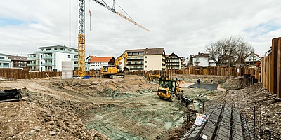 Das bild zeigt die Baustelle der zukünftigen Mehrfamilienhäuser (Foto: Simon Ledermann / Design Fotografie Bad Wörishofen)