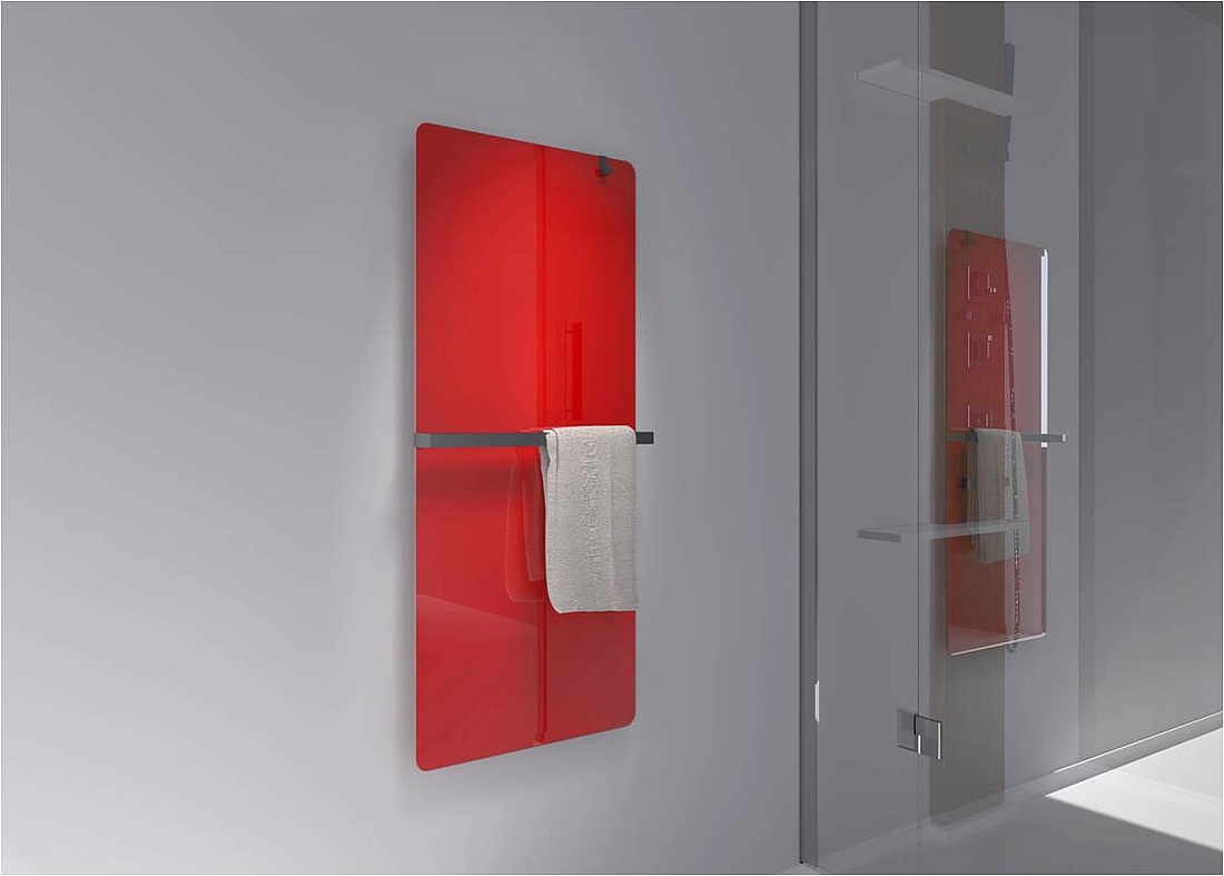 Moderne Infrarot-Badheizkörper aus Glas sind beliebte Design-Accessoires (hier mit Handtuchhalter) und werten das Badezimmer optisch auf. (Foto: CHT Cottbuser Haustechnik GmbH)