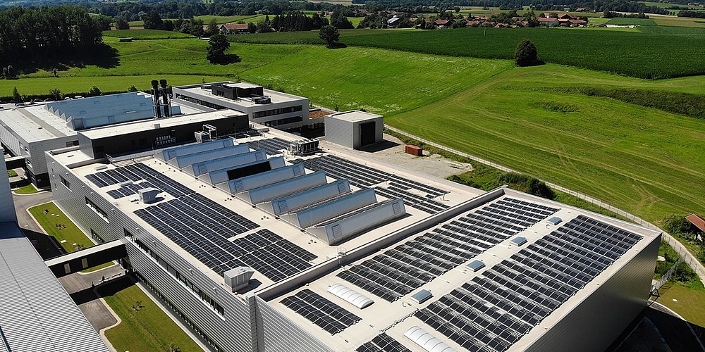 Das Bild zeigt die Solaranlage auf dem Industrieunternehmen in Fridolfing.