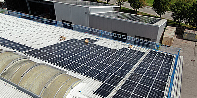 Das Bild zeigt die Solaranlage auf dem Dach des Gebäudes.