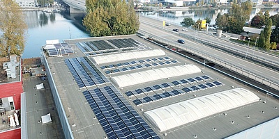 Blick auf die Photovoltaik-Anlage auf der Schänzle Sporthalle in Konstanz (Foto: Solmotion Project GmbH)