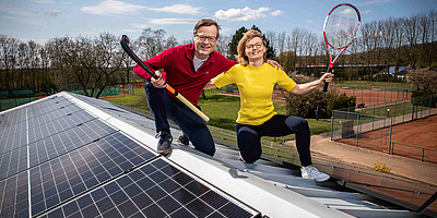 Den Solarstrom für die Mitglieder und weitere Kund*innen wird beim THC Münster auf der Tennishalle selbst produziert. (Foto: enyway)