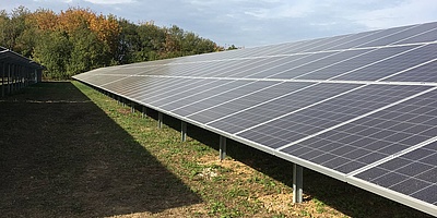 Das Bild zeigt ein Solarmodul des Solarparks in Binningen aus naher Ansicht.