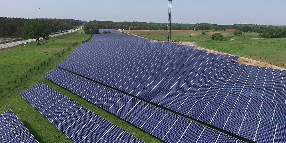 Das Bild zeigt den Solarpark Maulbeerwalde von oben