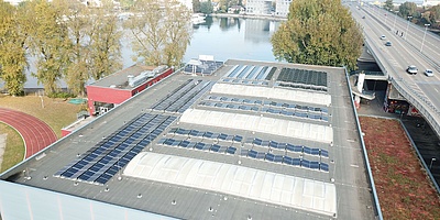 Blick auf die Photovoltaik-Anlage auf der Schänzle Sporthalle in Konstanz (Foto: Solmotion Project GmbH)