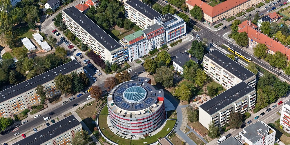 Das Bild zeigt das Wohnhaus Degnerbogen aus der Vogelperspektive.