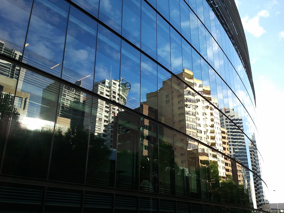 Der richtige Sonnenschutz des Fensterglases verhindert das Aufhitzen von Innenräumen und reduziert den Klimatisierungsaufwand (Foto: energie-experten.org)