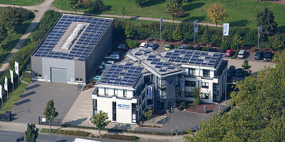Das Bild zeigt das Gebäude der vergleichen-und sparen-gmbh mit PV-Modulen auf dem Dach in Bottrop.