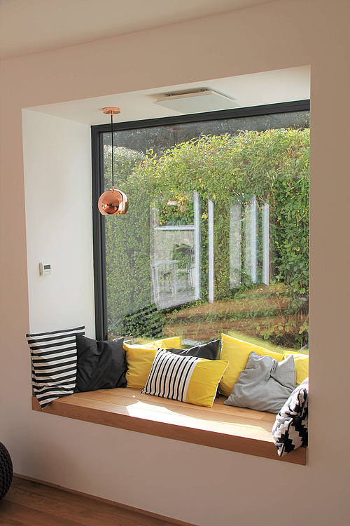 Sitzfenster-Nischen lassen sich ideal mit einer Infrarot-Strahlungsheizung erwärmen. So genießen Sie „warme Sonnenstrahlen“ auch an trüben Wintertagen. (Bild: Vitramo, Tauberbischofsheim)