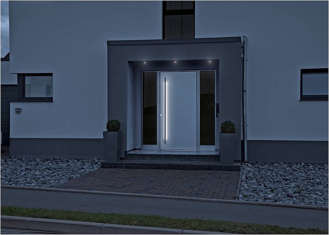 Attraktive Haustür mit modernem LED-Licht. (Foto: Rodenberg / Aldra Fenster und Türen)