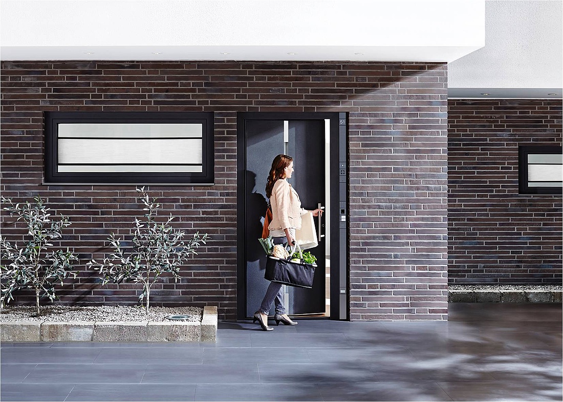 Moderne Haustüren wirken heute schlicht und elegant (Foto: Verband Fenster + Fassade / Schüco International)