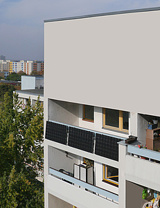 Stecker-Solargerät an der Balkonbrüstung mit Südausrichtung. Energiekosten senken und einen Beitrag zur Energiewende leisten, trotz Mietwohnung. (Foto: Indielux)