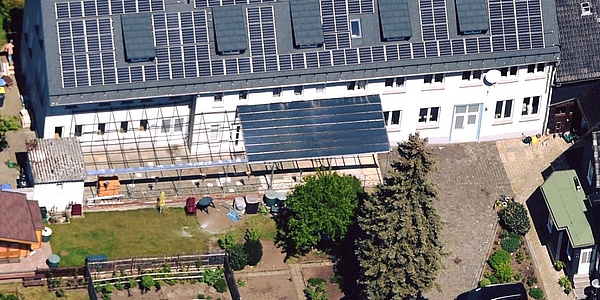 Photovoltaik-Anlage auf dem PREFA-Dach des Ausbildungszentrums von Königsee Implantate (Foto: Königsee Implantate GmbH)