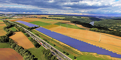 Das Bild zeigt eine Luftaufnahme des Solarparks.