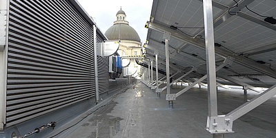Das Bild zeigt die Solaranlage auf der Bayerischen Staatskanzlei. 