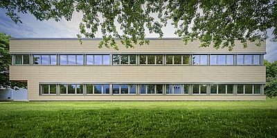 Das Bild zeigt die Fassade der Robert-Jungk-Gesamtschule 