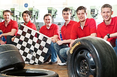 Studierende konzipieren Rennwagen mit Elektroantrieb_hier_Das Racingteam der Jade Hochschule_Foto_Michael Stephan