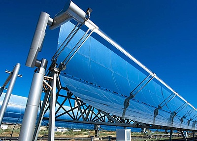 Solarthermische Kraftwerke wichtig fuer Netzstabilitaet_hier_Parabolrinnen fuer ein solarthermisches Kraftwerk_Foto_DLR