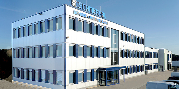 Das Bild zeigt das Produktions- und Verwaltungsgebäude von Schmersal Böhnke+Partner von außen.