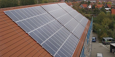 Das Bild zeigt die Solaranlage auf dem Neuen Rathaus in Wernigerode.