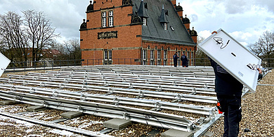 Hier sehen Sie die Bauarbeiten der Solaranlage auf dem Landesarchiv Westfalen in Münster