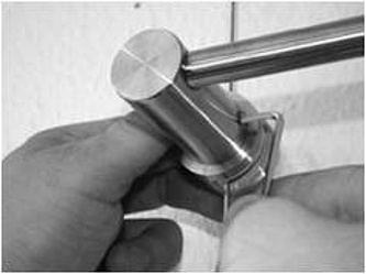 Handtuchhalter am Glasheizkörper montieren (Foto: Vetrotech Saint-Gobain Kinon GmbH)