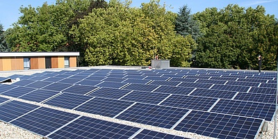 Das Bild zeigt die Solarmodule auf dem Dach des Franz Hotels.