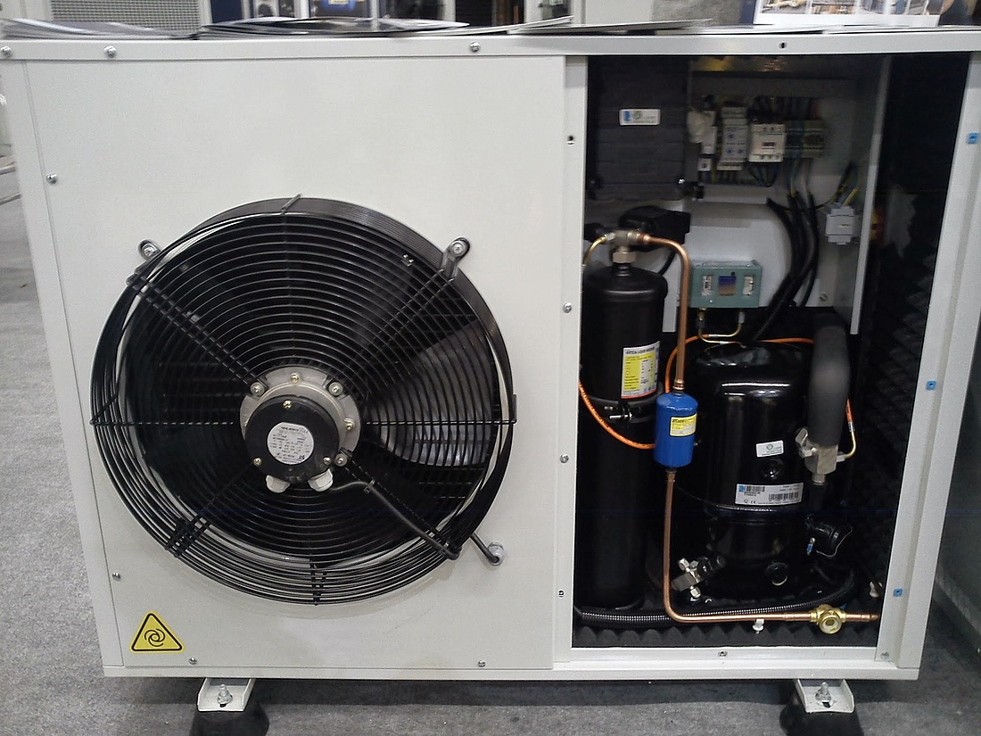 Innenansicht einer einfachen Luft/Wasser-Wärmepumpe zur Außenaufstellung mit 6 kW (Foto: energie-experten.org)