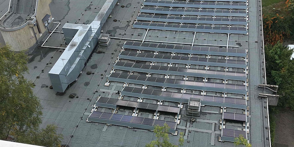 Das Bild zeigt die Solaranlage auf dem Dach der Kantine in Solingen (Foto: Stadt Solingen)