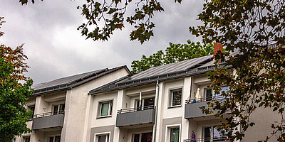 Blick auf die Wohngebäude in der Bürgeler Straße 9 – 33 in Frankfurt Fechenheim mit den PVT-Kollektoren auf dem Dach. (Foto: Nassauische Heimstätte)