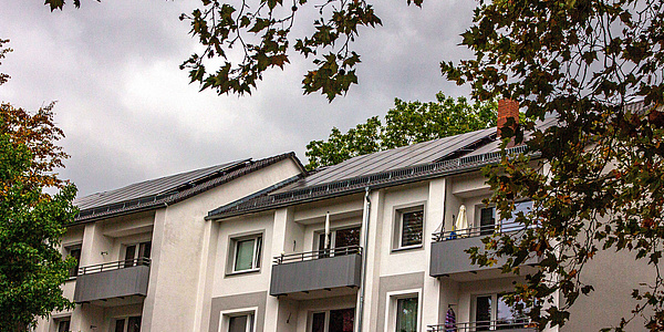 Blick auf die Wohngebäude in der Bürgeler Straße 9 – 33 in Frankfurt Fechenheim mit den PVT-Kollektoren auf dem Dach. (Foto: Nassauische Heimstätte)