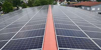 Hier sehen Sie die Solarmodule auf dem Dach der Druckerei in Altenstadt