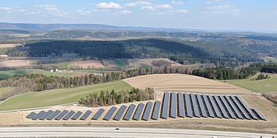 Hier sehen Sie eine Luftaufnahme des Solarparks Rottenbach