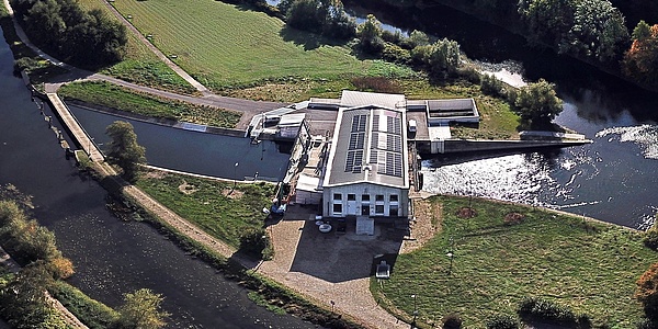 Hier sehen Sie eine Luftaufnahme des Wasserkraftwerks Stiepel in Bochum
