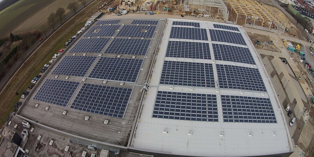 Das Bild zeigt Photovoltaikanlagen auf einer Lagerhalle.