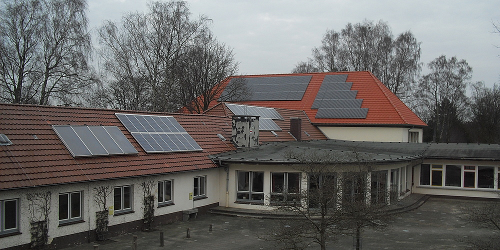 Das Bild zeigt die Surheider Schule in Bremerhaven mit der Solaranlage.