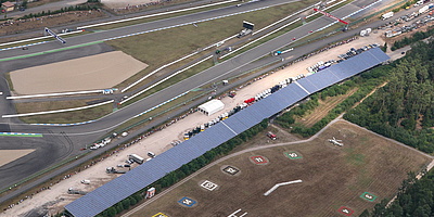 Hier sehen Sie eine Luftaufnahme des Solaranlage am Hockenheimring