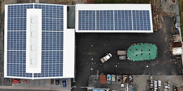 Hier sehen Sie eine Luftaufnahme der Solaranlage auf dem Muehlhausener Bauhof