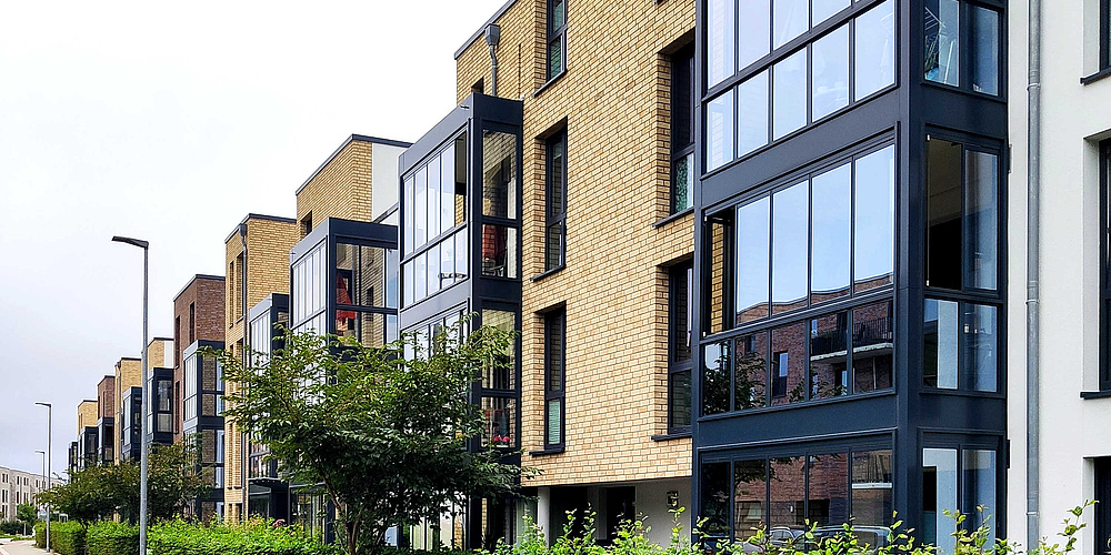 Straßenansicht der KfW 55-Wohngebäude im Quartier 452 in Norderstedt. (Foto: energie-experten.org)
