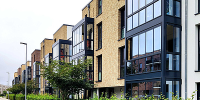 Straßenansicht der KfW 55-Wohngebäude im Quartier 452 in Norderstedt. (Foto: energie-experten.org)
