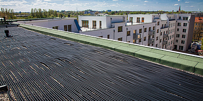 Das Bild zeigt die solarthermischen Absorber auf dem Dach.