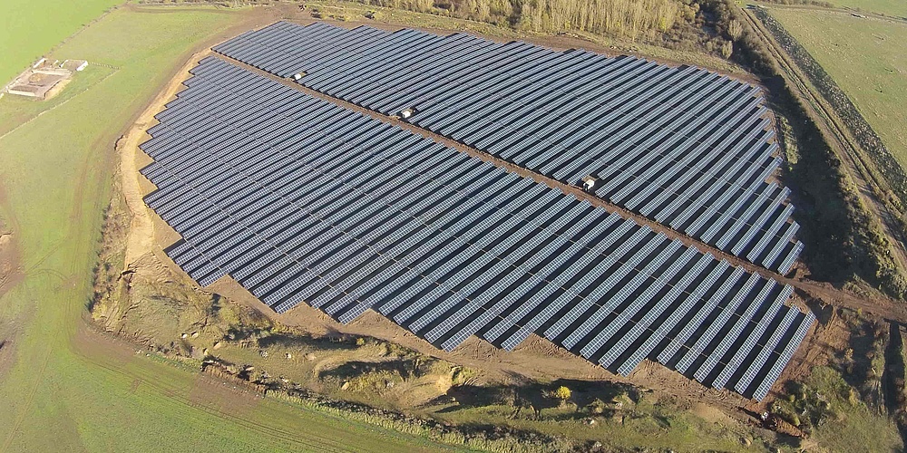 Hier sehen Sie eine Luftaufnahme des Solarparks Edersleben