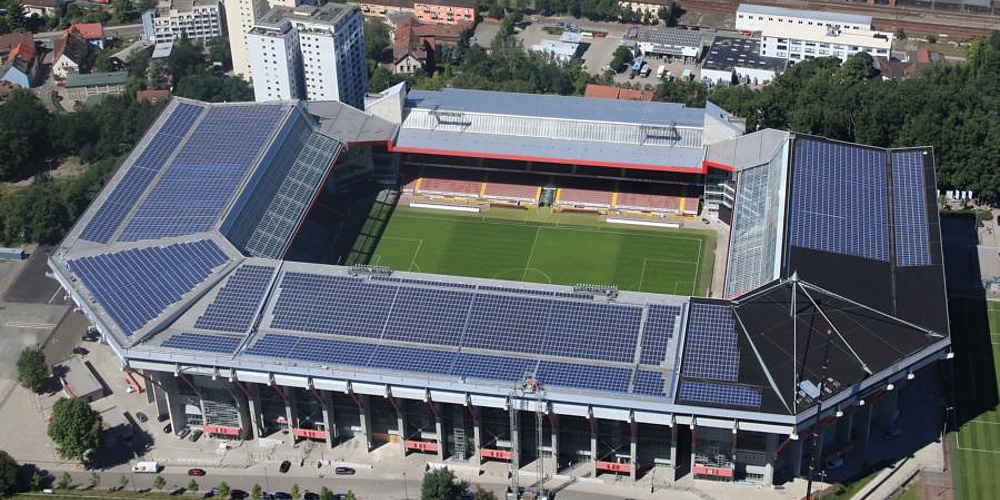Das Bild zeigt die Photovoltaikanlage auf dem Fritz-Walter-Stadion in Kaiserslautern