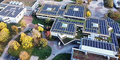 Obenansicht Schulzentrum Ost mit Blick auf die Dach-Solaranlage