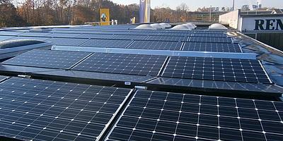 Das Bild zeigt die Solaranlage auf dem Autohaus Bronner in Nürnberg.