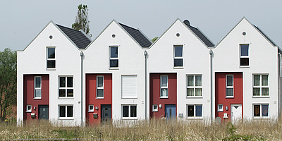 Das Bild zeigt die aneinander gereihten Häuser in Hamburg-Wilhelmsburg.